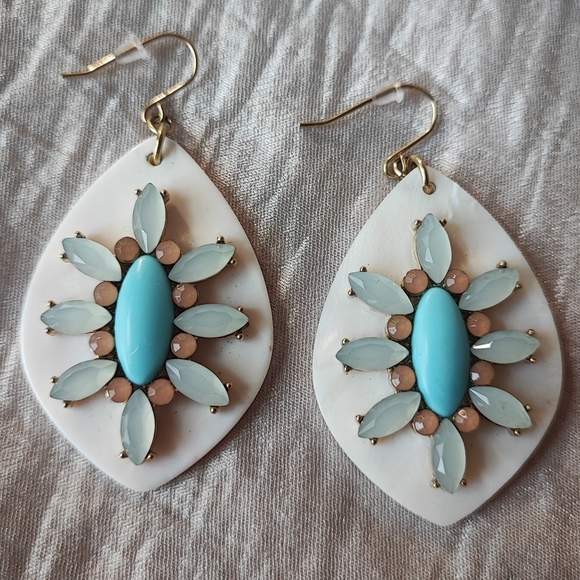 Carolee New York Mother of Pearl Faux Turquoise Seafoam Stones Pierced Earrings - Picture 3 of 13